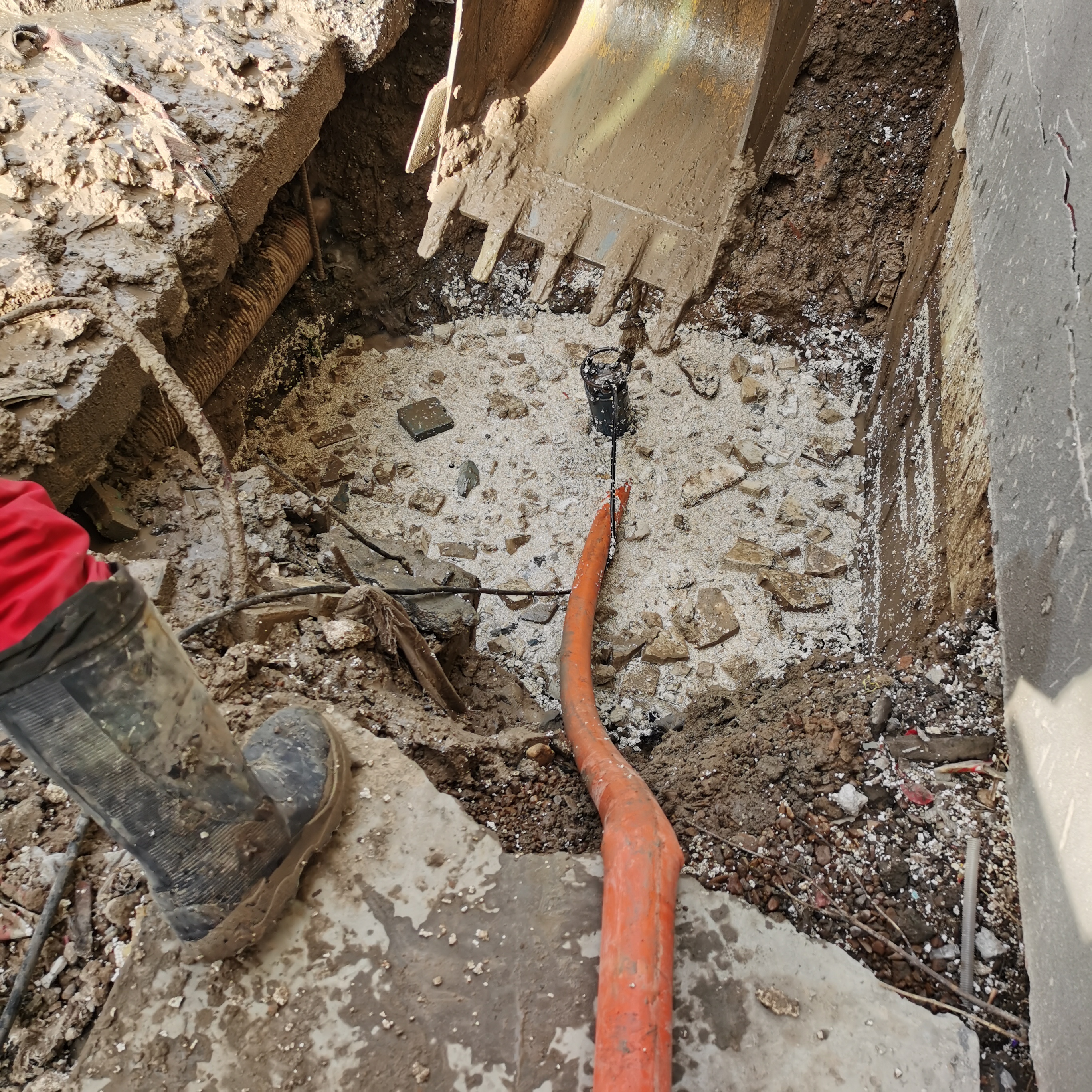 聽漏儀檢測現(xiàn)場 聽漏儀檢測現(xiàn)場