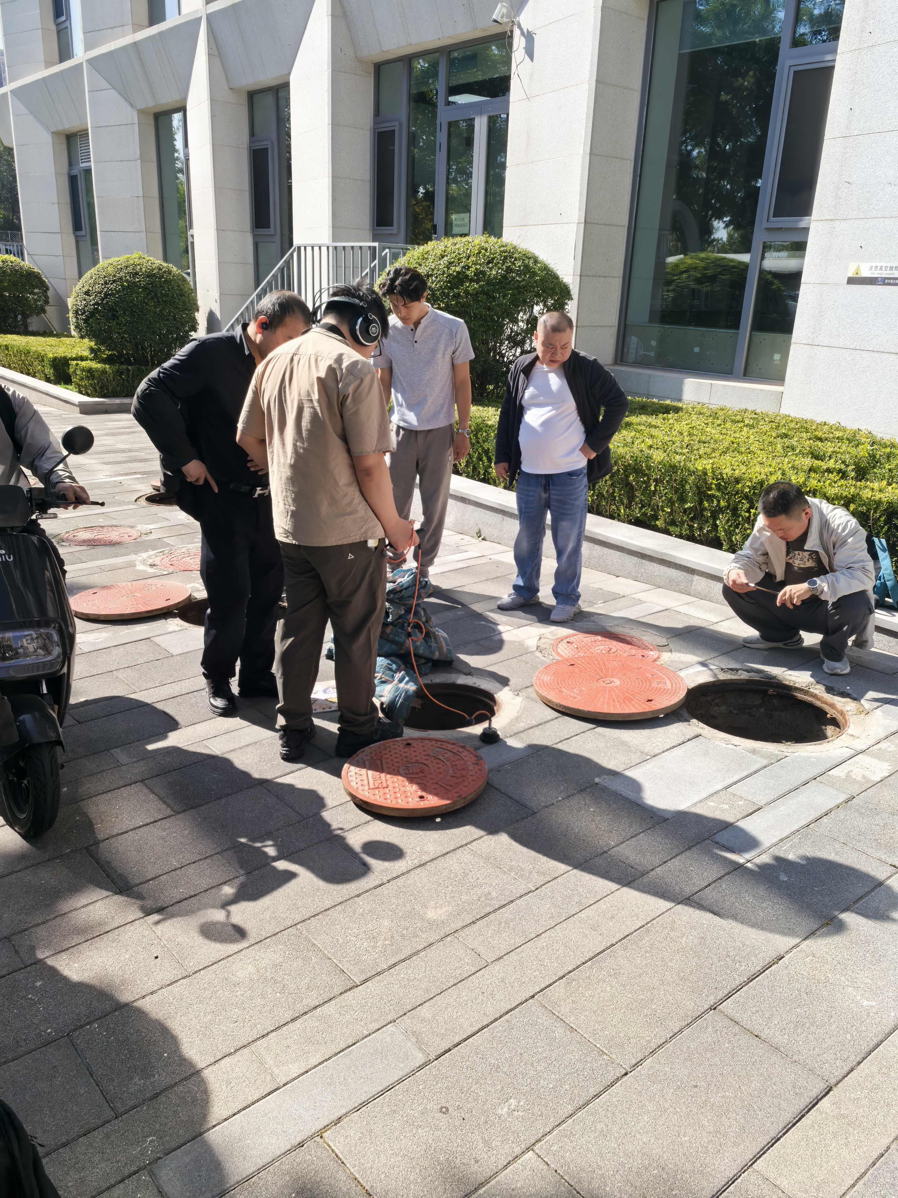 智能聽(tīng)漏儀供水管網(wǎng)聽(tīng)漏現(xiàn)場(chǎng) 智能聽(tīng)漏儀供水管網(wǎng)聽(tīng)漏現(xiàn)場(chǎng)