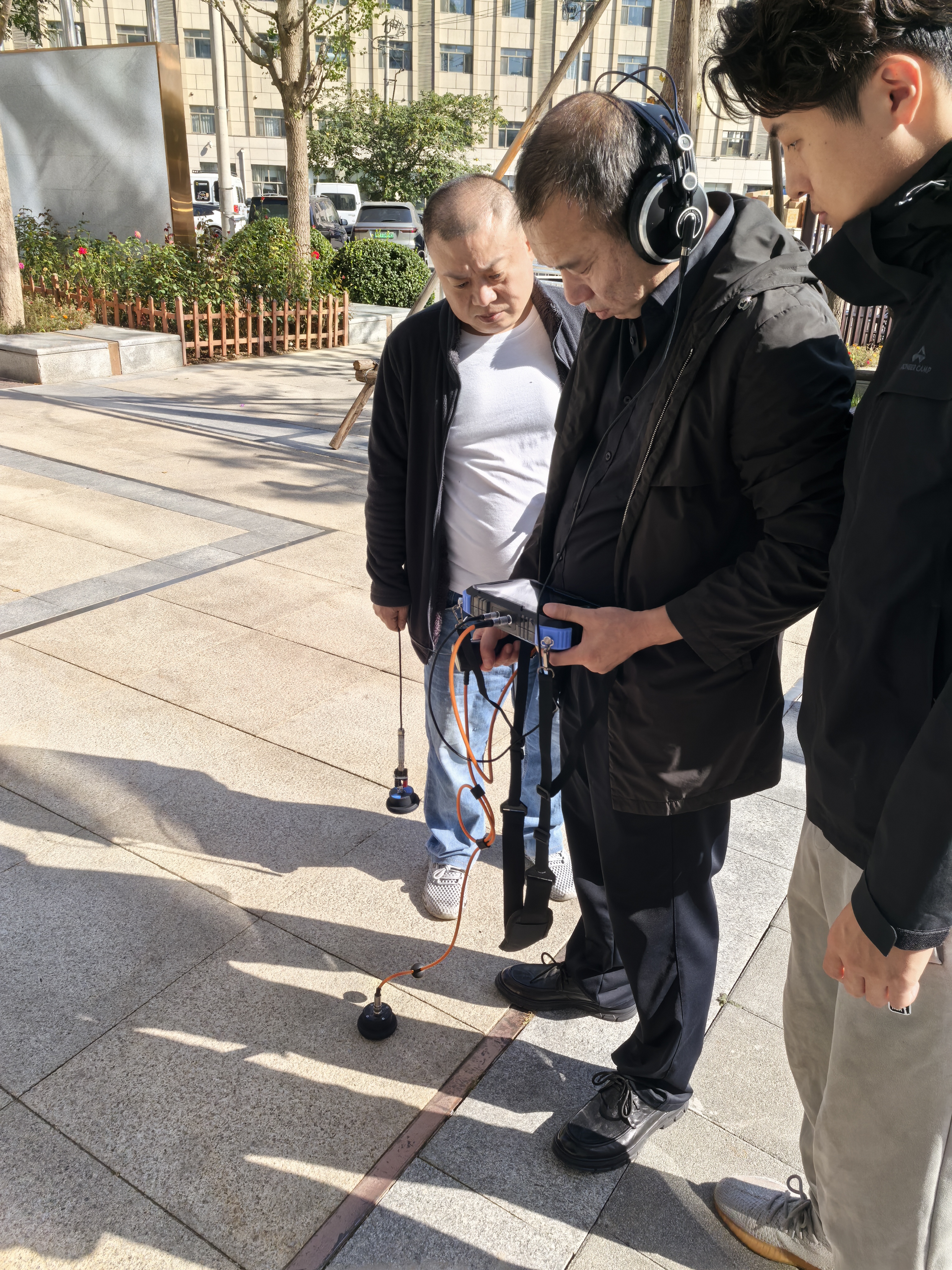 智能聽(tīng)漏儀供水管網(wǎng)聽(tīng)漏現(xiàn)場(chǎng) 智能聽(tīng)漏儀供水管網(wǎng)聽(tīng)漏現(xiàn)場(chǎng)